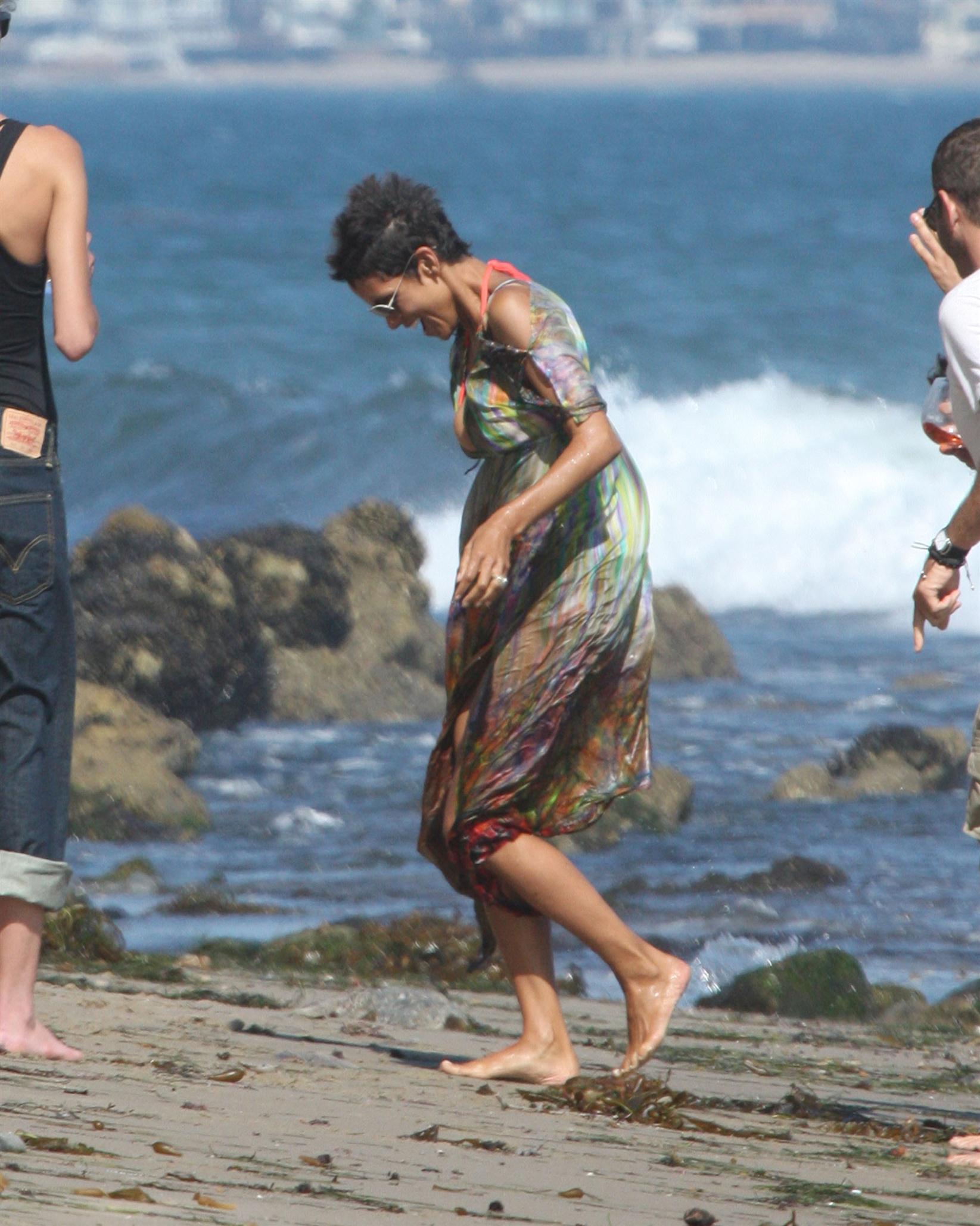 Halle Berry spends her 45th birthday on Malibu Beach photos | Picture 59736